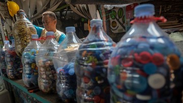 Limbah Tutup Botol Disulap Jadi Kerajinan Bernilai Ekonomi di Tangerang