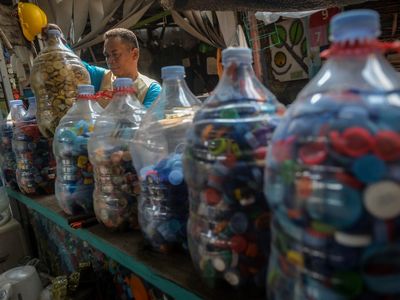 Limbah Tutup Botol Disulap Jadi Kerajinan Bernilai Ekonomi di Tangerang