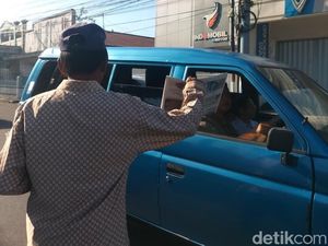 Kisah Loper Koran di Jember yang Bertahan di Era Media Digital