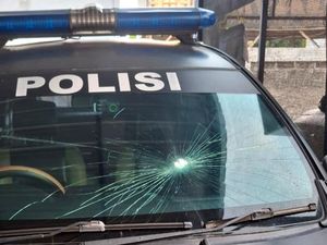 Rombongan Pesilat di Jatim Saling Lempar Batu, Kaca Mobil Polisi Pecah
