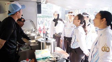 Sambut HUT Bhayangkara, Polda Metro Bareng Chef Asal Jepang Masak Nasgor di CFD