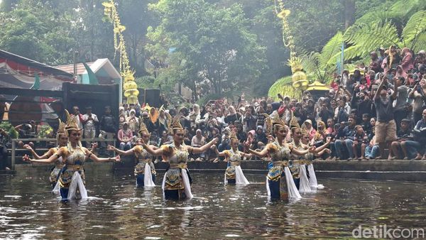 Ritual Siraman Sedudo Nganjuk