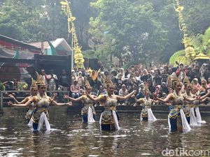Magis Gamelan Jawa Iringi 10 Gadis Penari di Ritual Siraman Sedudo