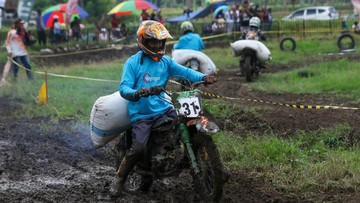 Serunya Balap Manol Gabah, Adu Cepat Buruh Angkut Hasil Panen di Banyuwangi