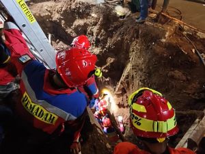 Video Momen Damkar Evakuasi Bocah Jatuh ke Lubang 3,7 Meter di Jaksel