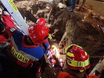 3 Jam Berjibaku, Damkar Evakuasi Bocah Jatuh ke Lubang 3,7 Meter di Jaksel