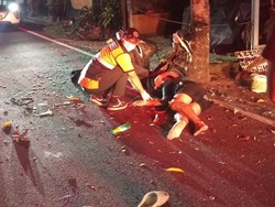 Pemotor Mabuk Tabrak Pohon di Denpasar, Satu Orang Tewas-Satu Kritis