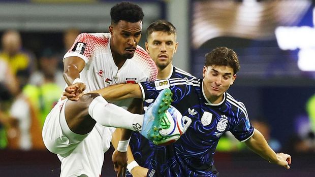 Soccer Football - FIFA World Cup 2026 - Group J - Jordan v Argentina - Dallas Stadium, Arlington, Texas, U.S. - June 27, 2026 Argentina's Julian Alvarez in action with Jordan's Abdallah Nasib REUTERS/Kai Pfaffenbach