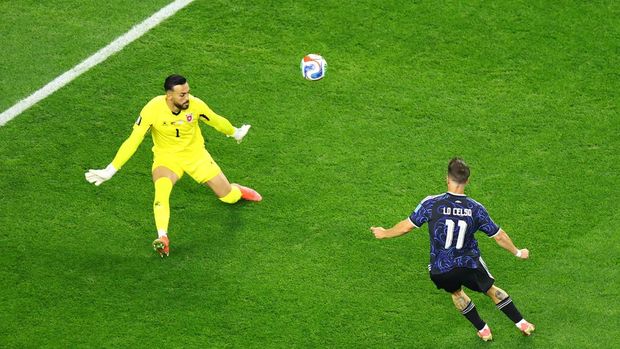Soccer Football - FIFA World Cup 2026 - Group J - Jordan v Argentina - Dallas Stadium, Arlington, Texas, U.S. - June 27, 2026 Argentina's Giovani Lo Celso scores a goal past Jordan's Yazeed Abulaila that was later disallowed REUTERS/Issei Kato
