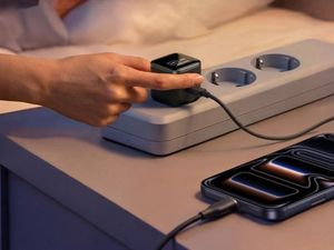 Haruskah Cabut Charger dari Colokan Listrik Kalau Lagi Nggak Dipakai?