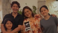 7 Potret Mesra Audy Item & Iko Uwais Anniversary ke-14, Umumkan Kehamilan