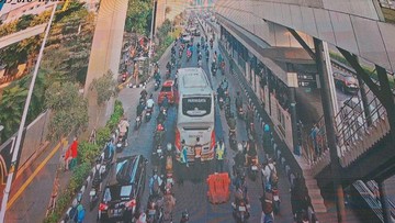 Bus Gangguan di Jalan Gatot Subroto arah Semanggi Senin Pagi, Lalin Macet