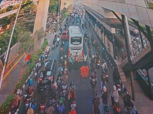 Bus Gangguan di Jalan Gatot Subroto arah Semanggi Senin Pagi, Lalin Macet