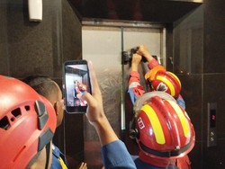 Ayah-Anak Terjebak 30 Menit di Lift Hotel Kerten Solo, Damkar Turun Tangan