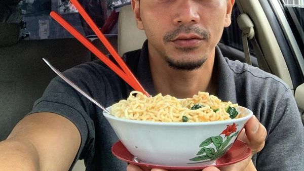Gaya Fauzi Baadila saat Jajan di Thailand hingga Makan Mie Ayam