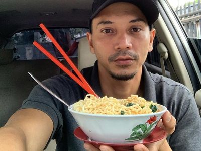 Gaya Fauzi Baadila saat Jajan di Thailand hingga Makan Mie Ayam