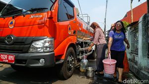 Gangguan Pasokan, Warga Bekasi Andalkan Bantuan Tangki Air Bersih