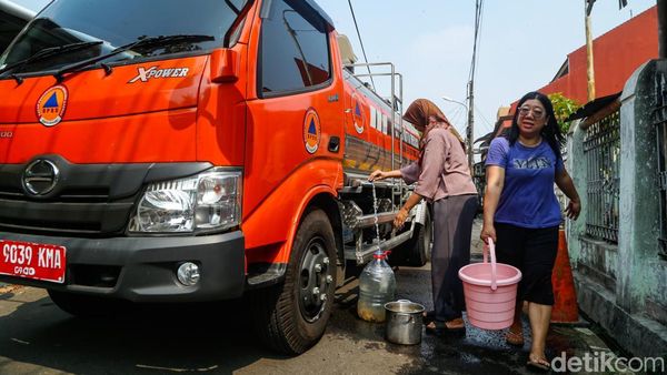 Gangguan Pasokan, Warga Bekasi Andalkan Bantuan Tangki Air Bersih