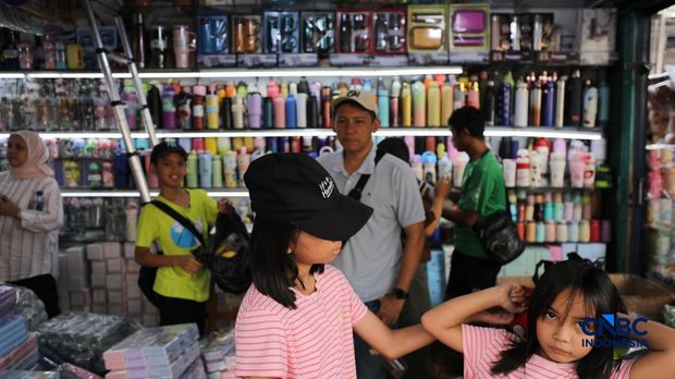 Jelang tahun aliran baru, pedagang perangkat tulis mulai menjamur di Pasar Pagi Asemka, Tambora, Jakarta, Senin (29/6/2026). (CNBC Indonesia/Tri Susilo)