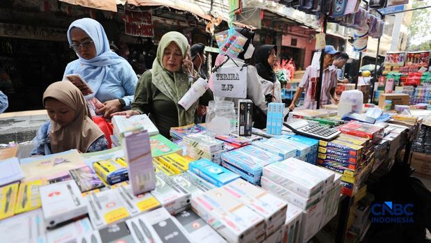 Jelang tahun aliran baru, pedagang perangkat tulis mulai menjamur di Pasar Pagi Asemka, Tambora, Jakarta, Senin (29/6/2026). (CNBC Indonesia/Tri Susilo)