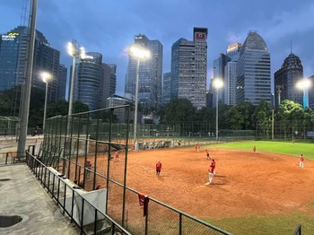 Menepi Sejenak di Lapangan Softball GBK