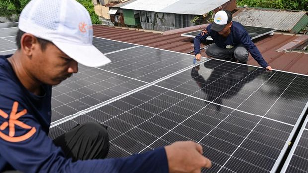 Masyarakat di Filipina berbondong-bondong memasang panel surya di atap rumah untuk menghindari beban kenaikan harga listrik yang tinggi. (REUTERS/Noel Celis)