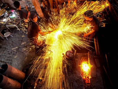 Menjaga Warisan Leluhur Lewat Pembuatan Keris Pusaka