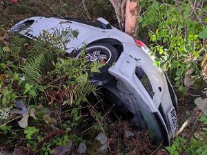 Gagal Nanjak, Mobil Vios Nyebur Jurang di Saptosari Gunungkidul