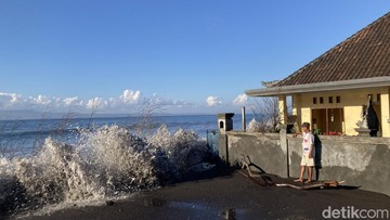 Ombak Besar Terjang Rumah di Pesisir Pantai Bali, Warga Ketakutan