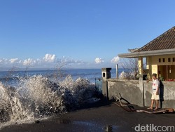 Ombak Besar Terjang Rumah di Pesisir Pantai Bali, Warga Ketakutan
