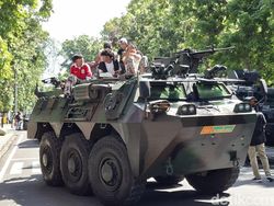 Warga Rebutan Naik Panser Anoa Kopassus di Depan Kantor Gubernur NTB