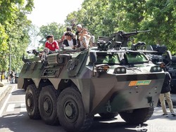 Warga Rebutan Naik Panser Anoa Kopassus di Depan Kantor Gubernur NTB