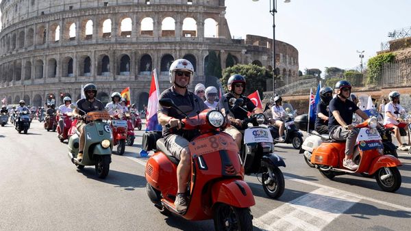 Parade Vespa Meriahkan Perayaan 80 Tahun Skuter Ikonik di Roma