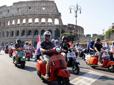 Parade Vespa Meriahkan Perayaan 80 Tahun Skuter Ikonik di Roma