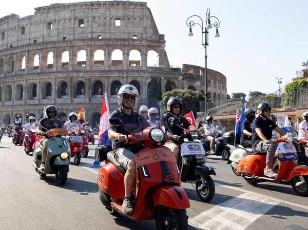 Parade Vespa Meriahkan Perayaan 80 Tahun Skuter Ikonik di Roma