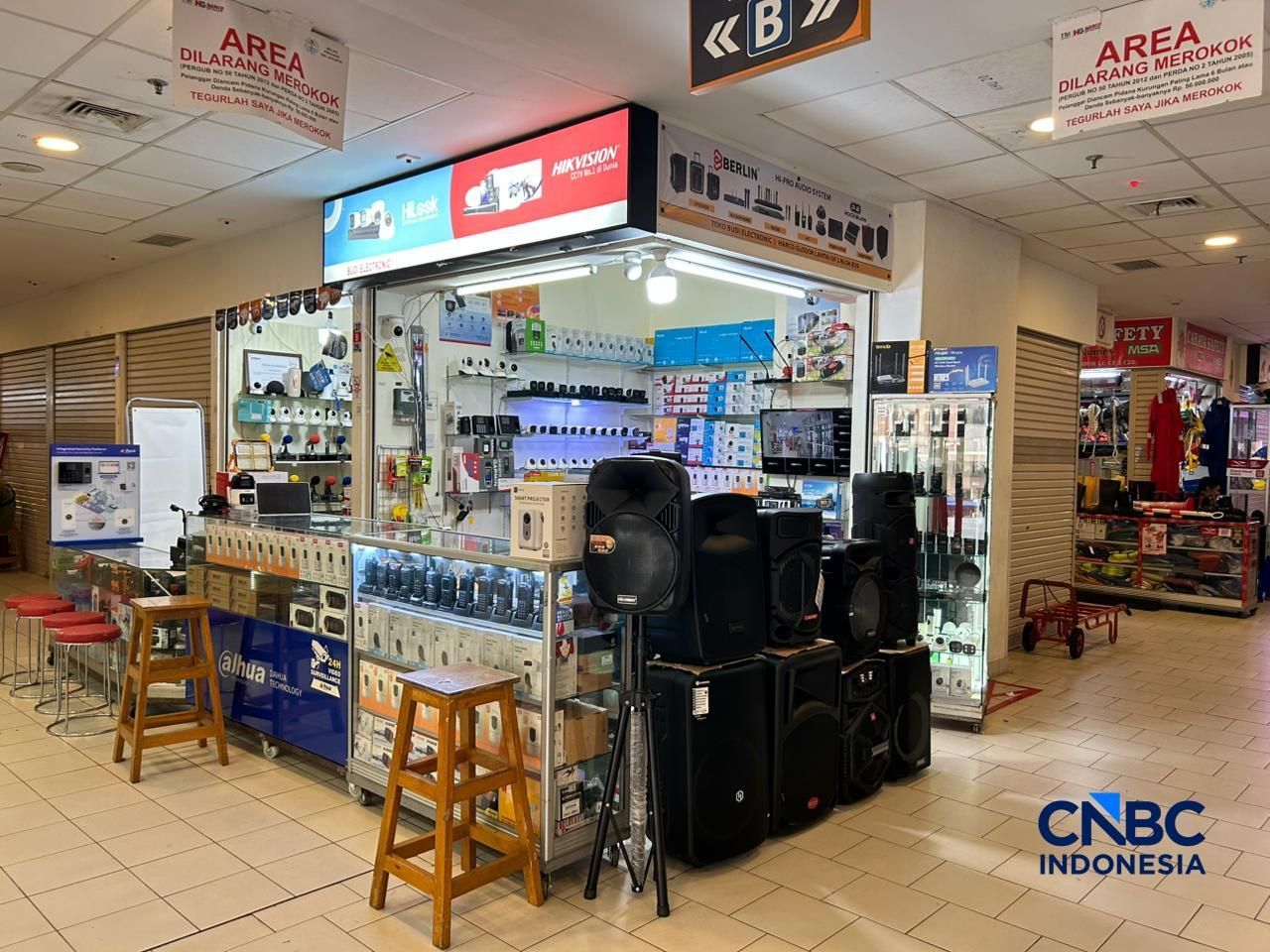 Pedagang elektronik di Glodok sunyi pembeli. (CNBC Indonesia/Elga Nurmutia)
