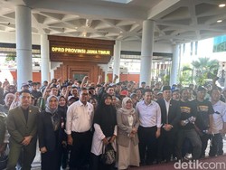 Ini Janji Pejabat ke Peternak yang Demo Harga Telur Anjlok di DPRD Jatim