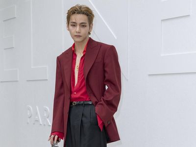 Gaya V BTS Pamer Dada di Fashion Show CELINE, Pesonanya Bikin Fans Histeris