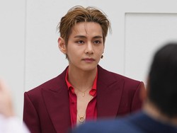 Blak-blakan V BTS soal Kondisi Sebelah Telinga