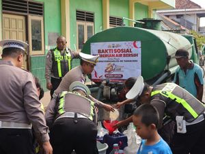 Sambut HUT Bhayangkara ke-80, Polres Gresik Salurkan Air Bersih ke Warga