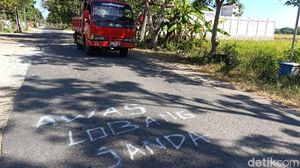 Cara Lain Warga di Ponorogo Protes Jalan Rusak