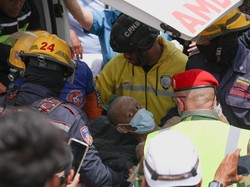Dramatis! Ayah-Anak Selamat Usai 4 Hari Tertimbun Puing Gempa Venezuela