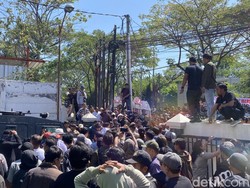 Eks Bupati Pati Sudewo Diborgol Usai Sidang, Massa Pendukung Ricuh
