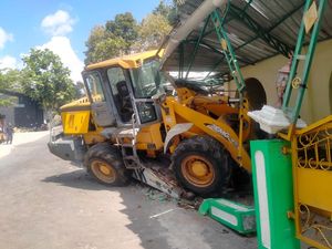 Truk Towing Angkut Backhoe Nabrak Masjid di Nanggulan Kulon Progo