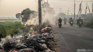 Tumpukan Sampah Liar Meluber ke Jalan, Ganggu Pengendara