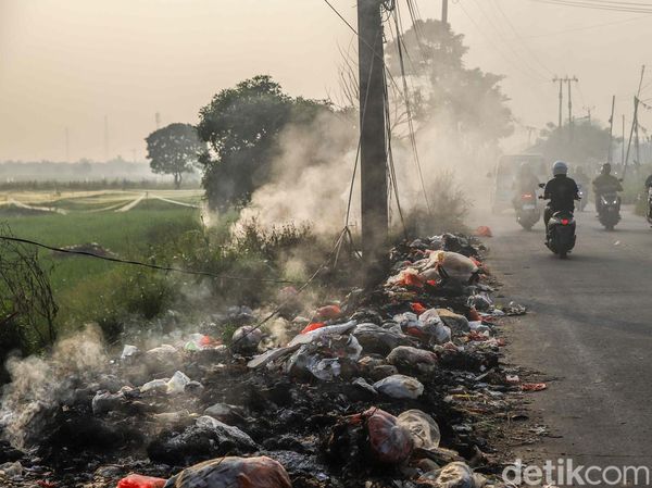 Tumpukan Sampah Liar Meluber ke Jalan, Ganggu Pengendara