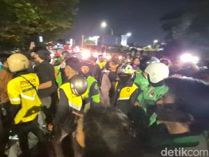 Demo di Jalan Alauddin Makassar Ricuh, Pendemo Ribut dengan Massa Ojol