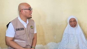 Wamenhaj Salurkan Bantuan ke Jemaah Haji Aceh Terlilit Utang Akibat Bencana