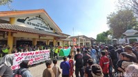 Potret Demo Copot Pak Dukuh Banyon Bantul, Massa Bawa Keranda ke Kalurahan