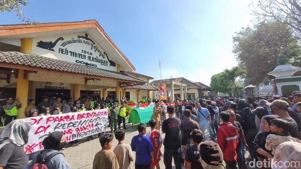 Potret Demo Copot Pak Dukuh Banyon Bantul, Massa Bawa Keranda ke Kalurahan